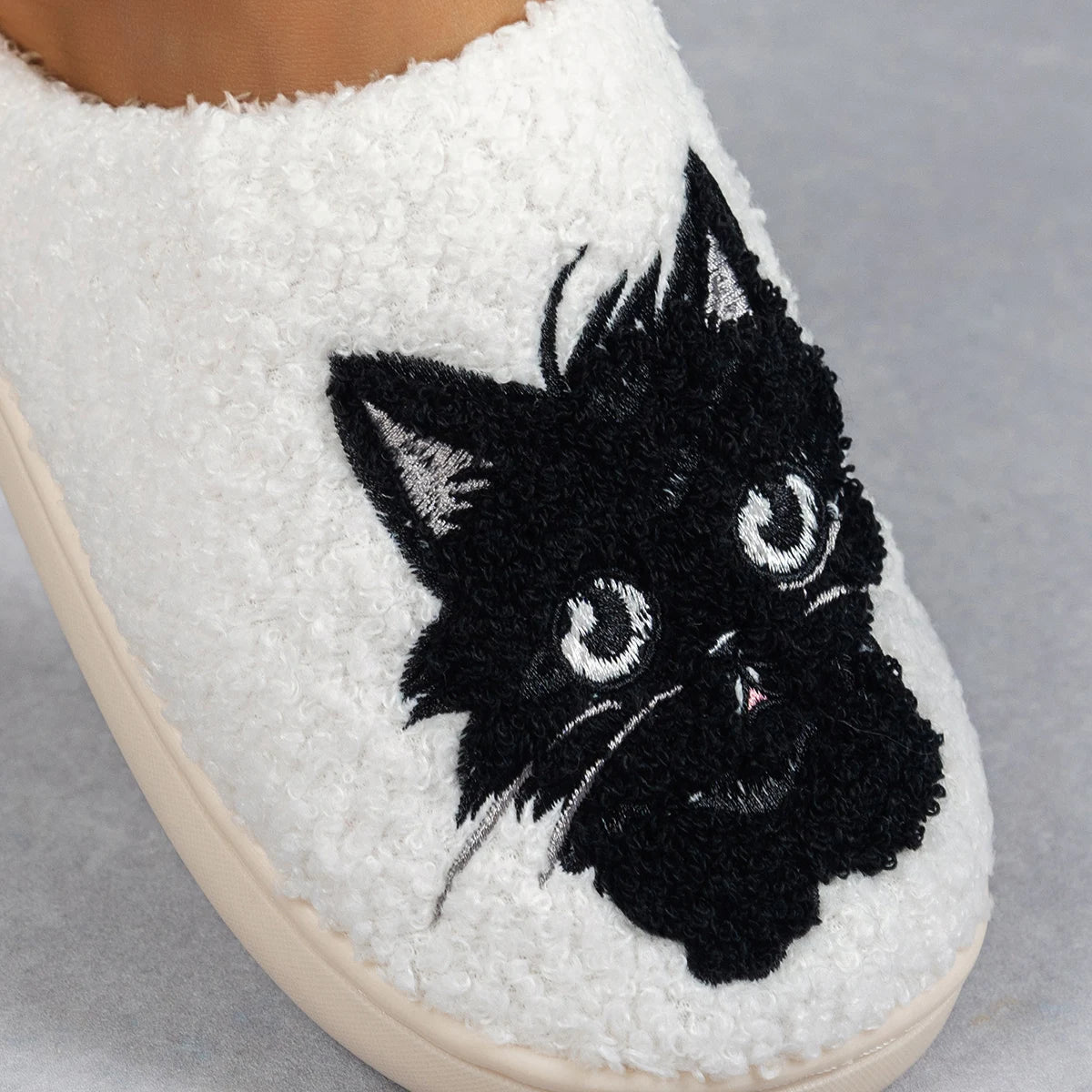 Soft girls' slippers – cat-face design, plush lining, cozy indoor winter wear for chilly evenings at home