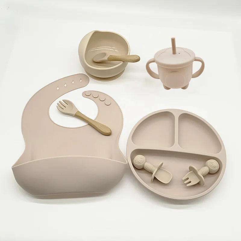 Baby-Silikon-Geschirrset 8-teilig Saugnäpfe Schalen Geteilter Teller Lätzchen Löffel Gabel Fall 2025 Selbstfütterungshilfe
