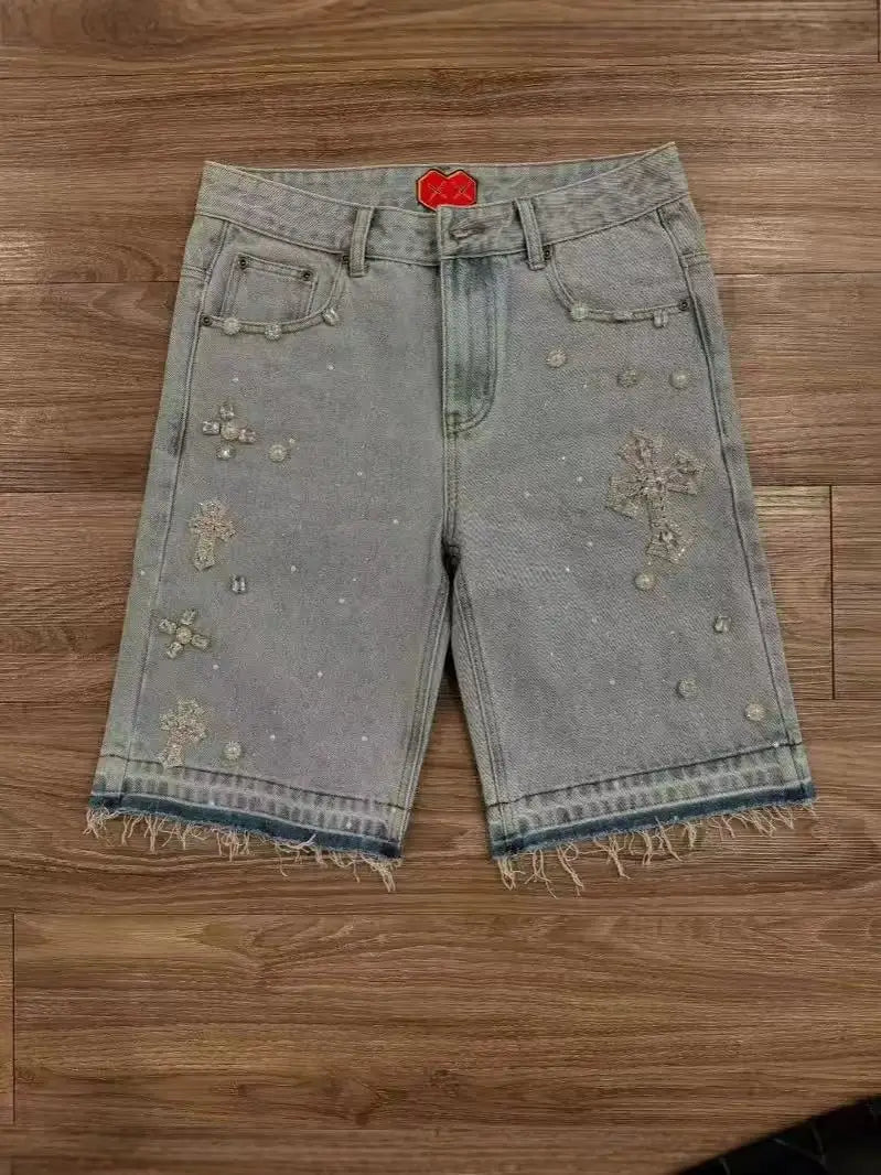 Shorts di jeans da donna comodi - taglio dritto al ginocchio, applicazione a croce con strass, orlo sfrangiato per abbigliamento streetwear