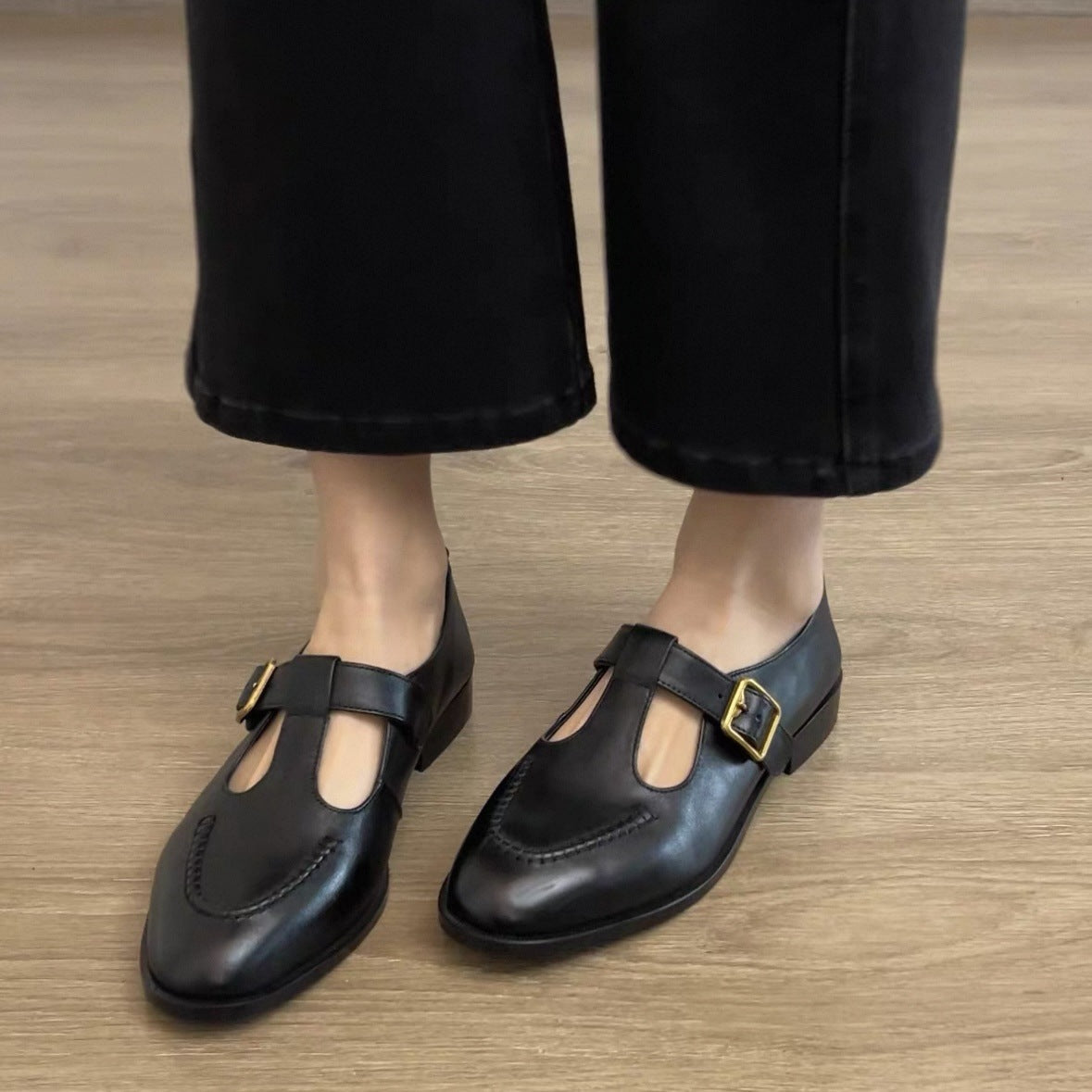 Soft women's pumps – T-Strap, round-toe, mid-heel, leather, for commuting