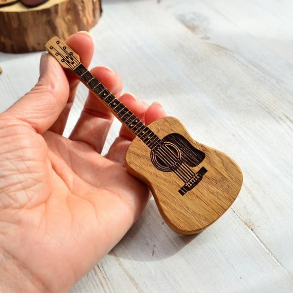 Natural Wood Guitar Pick Holder Case - Mini Acoustic Design for Musicians, Perfect Gift Idea