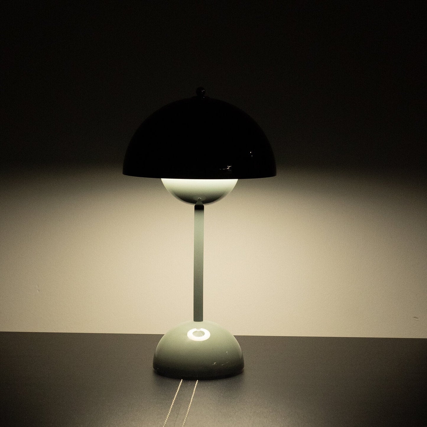 Cordless Polycarbonate Table Lamp - Portable Dimming Lighting for Home