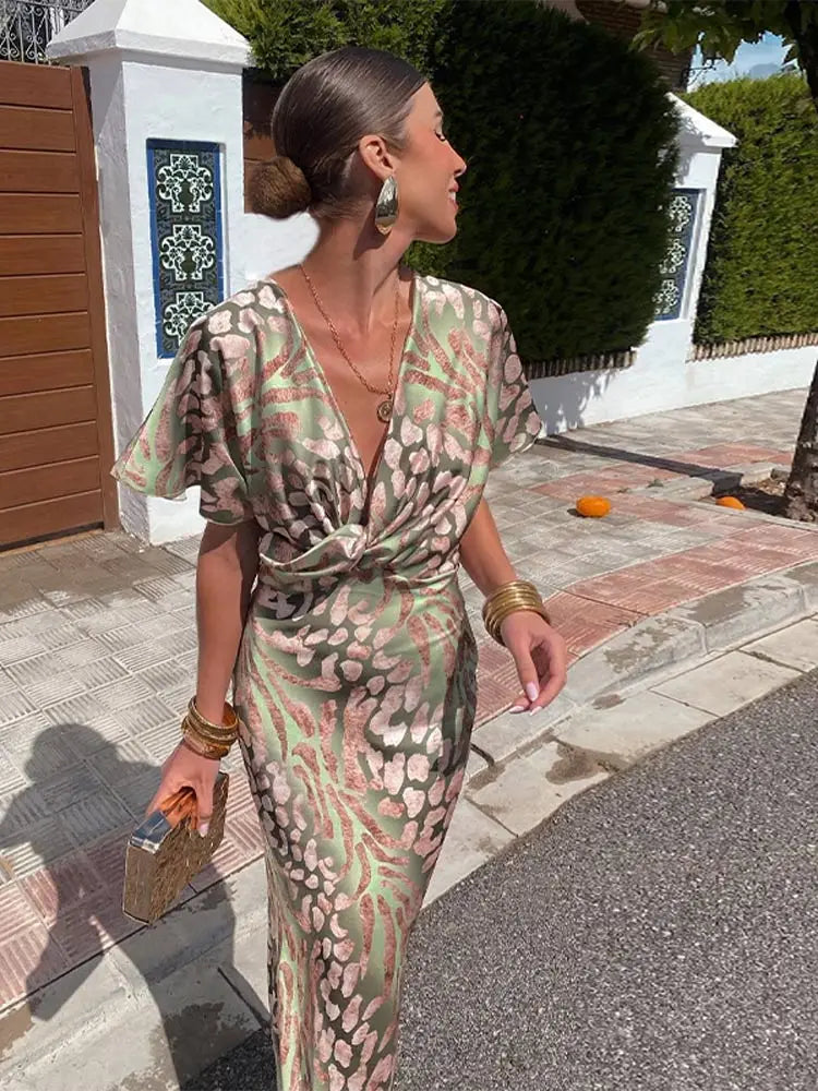 Elegant Women's Wrap Dress in Luxurious Fabric - Flattering Cocktail and Formal Dress for Special Occasions-2