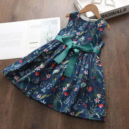 Leichtes und schmeichelhaftes Mädchenkleid – Floraler Schmetterlingsdruck, knielang, ärmellos, Taillengürtel, Freizeitkleidung