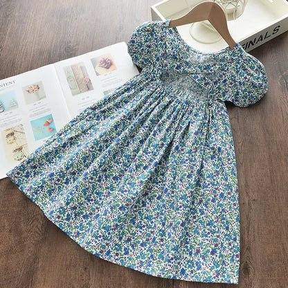 Leichtes und schmeichelhaftes Mädchenkleid – Floraler Schmetterlingsdruck, knielang, ärmellos, Taillengürtel, Freizeitkleidung