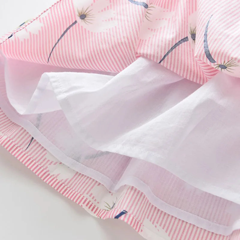 Leichtes und schmeichelhaftes Mädchenkleid – Floraler Schmetterlingsdruck, knielang, ärmellos, Taillengürtel, Freizeitkleidung