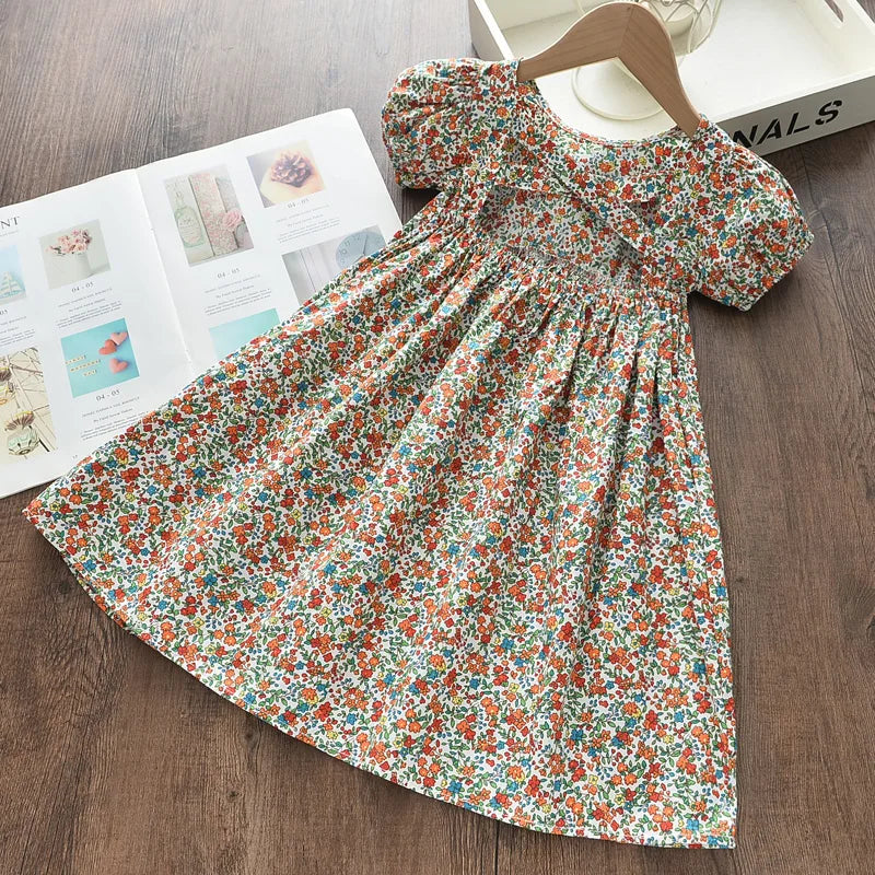 Leichtes und schmeichelhaftes Mädchenkleid – Floraler Schmetterlingsdruck, knielang, ärmellos, Taillengürtel, Freizeitkleidung