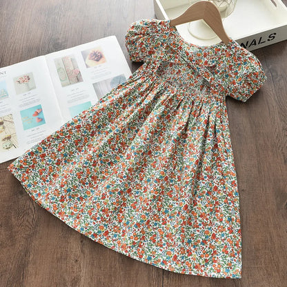 Leichtes und schmeichelhaftes Mädchenkleid – Floraler Schmetterlingsdruck, knielang, ärmellos, Taillengürtel, Freizeitkleidung