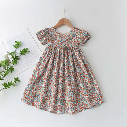 Leichtes und schmeichelhaftes Mädchenkleid – Floraler Schmetterlingsdruck, knielang, ärmellos, Taillengürtel, Freizeitkleidung