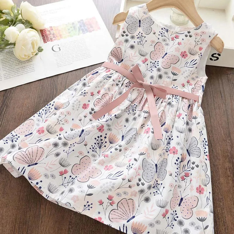 Leichtes und schmeichelhaftes Mädchenkleid – Floraler Schmetterlingsdruck, knielang, ärmellos, Taillengürtel, Freizeitkleidung