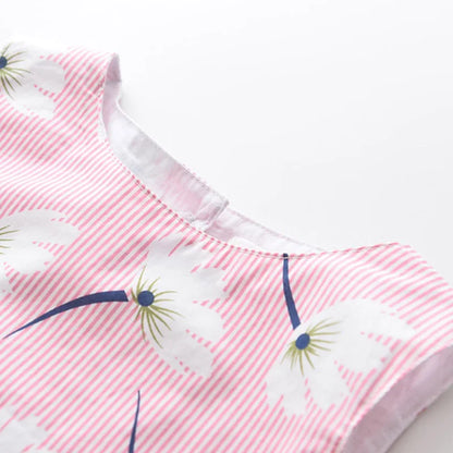 Leichtes und schmeichelhaftes Mädchenkleid – Floraler Schmetterlingsdruck, knielang, ärmellos, Taillengürtel, Freizeitkleidung