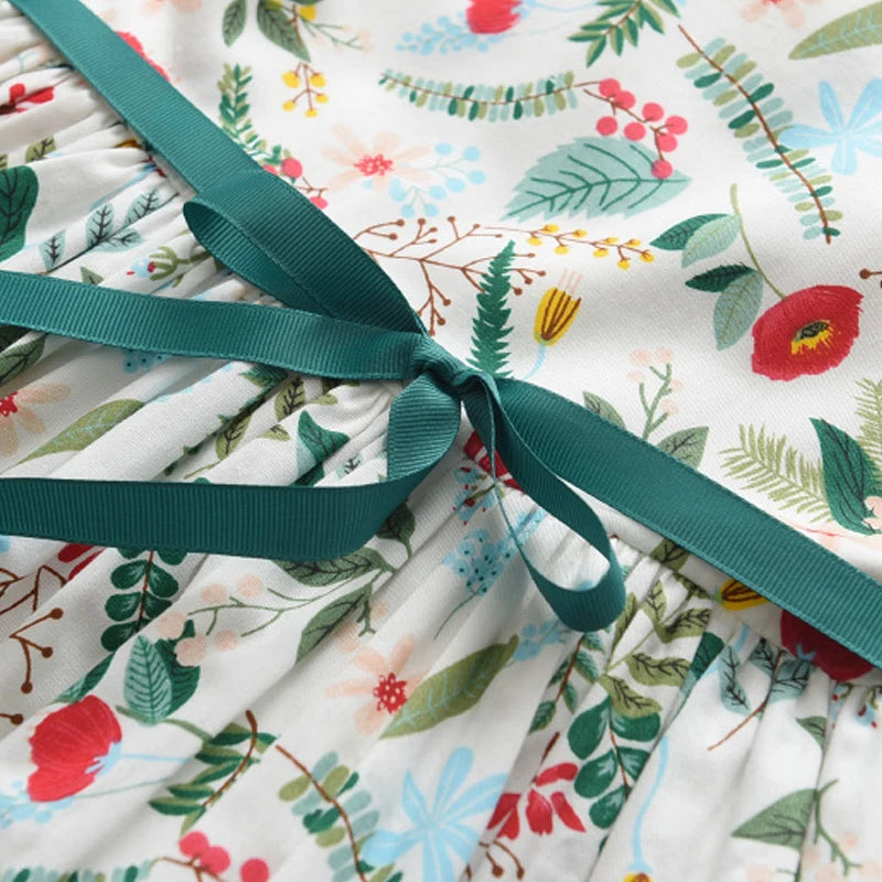 Leichtes und schmeichelhaftes Mädchenkleid – Floraler Schmetterlingsdruck, knielang, ärmellos, Taillengürtel, Freizeitkleidung