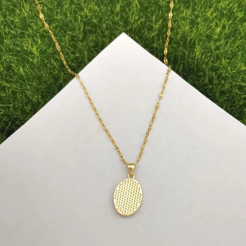 Timeless women's Virgin Mary pendant necklace - 18K gold-plated stainless steel link chain, for everyday wear
