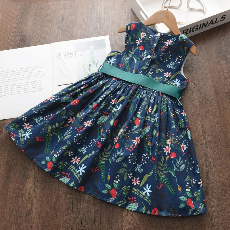 Leichtes und schmeichelhaftes Mädchenkleid – Floraler Schmetterlingsdruck, knielang, ärmellos, Taillengürtel, Freizeitkleidung