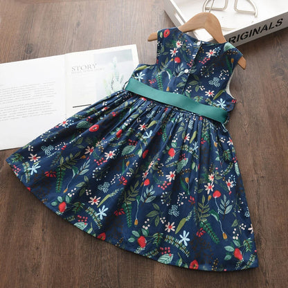 Leichtes und schmeichelhaftes Mädchenkleid – Floraler Schmetterlingsdruck, knielang, ärmellos, Taillengürtel, Freizeitkleidung