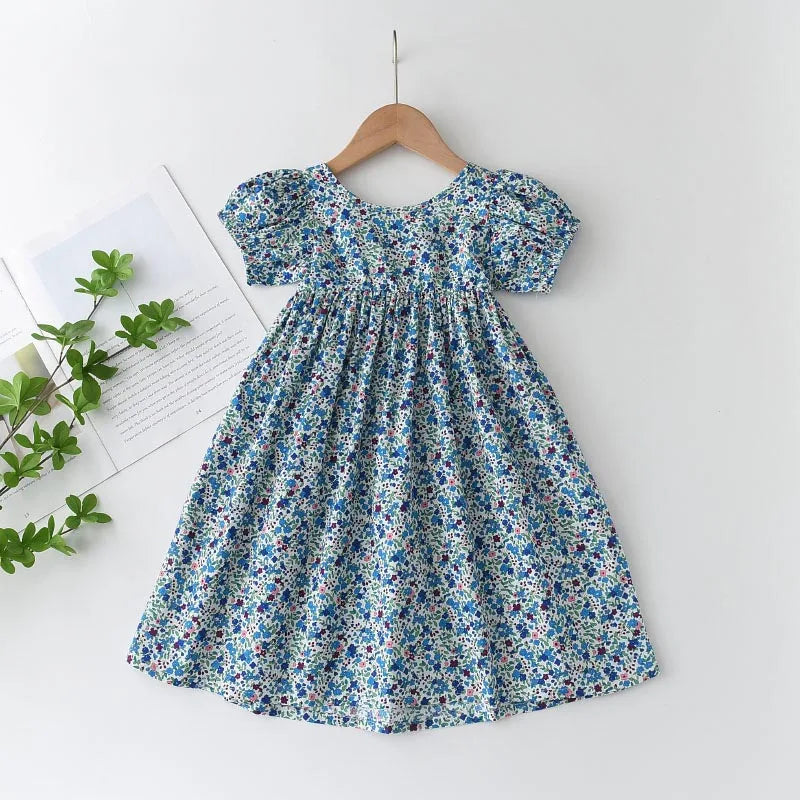 Leichtes und schmeichelhaftes Mädchenkleid – Floraler Schmetterlingsdruck, knielang, ärmellos, Taillengürtel, Freizeitkleidung
