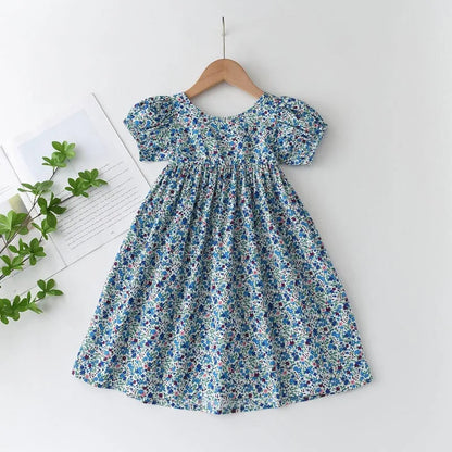 Leichtes und schmeichelhaftes Mädchenkleid – Floraler Schmetterlingsdruck, knielang, ärmellos, Taillengürtel, Freizeitkleidung