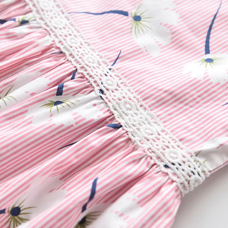 Leichtes und schmeichelhaftes Mädchenkleid – Floraler Schmetterlingsdruck, knielang, ärmellos, Taillengürtel, Freizeitkleidung