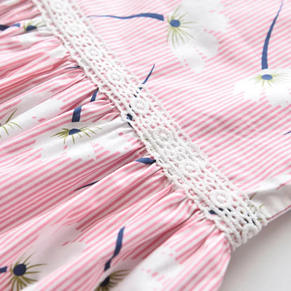 Leichtes und schmeichelhaftes Mädchenkleid – Floraler Schmetterlingsdruck, knielang, ärmellos, Taillengürtel, Freizeitkleidung