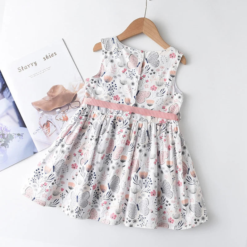 Leichtes und schmeichelhaftes Mädchenkleid – Floraler Schmetterlingsdruck, knielang, ärmellos, Taillengürtel, Freizeitkleidung