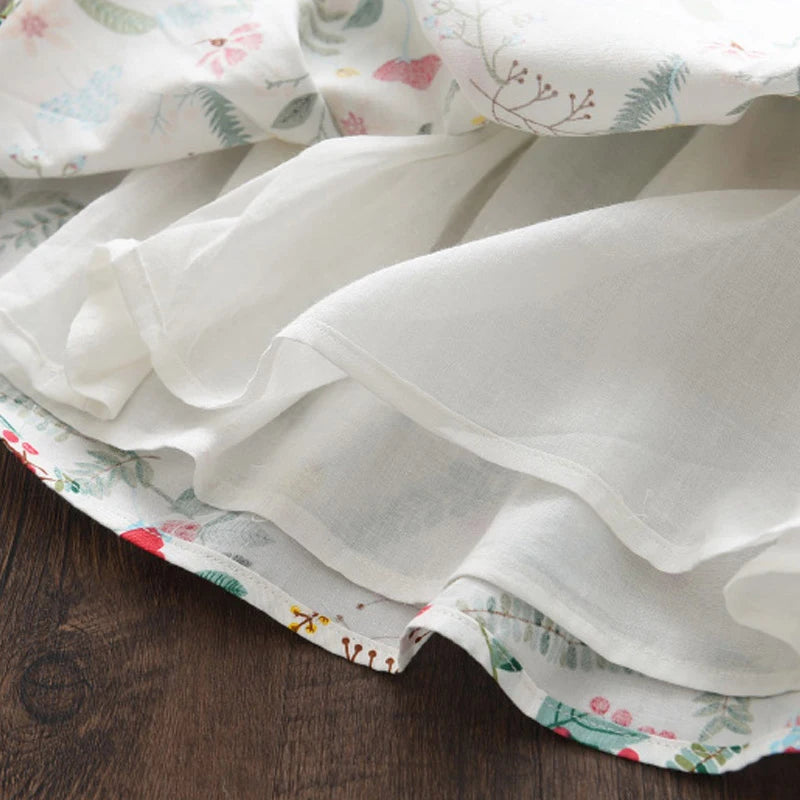 Leichtes und schmeichelhaftes Mädchenkleid – Floraler Schmetterlingsdruck, knielang, ärmellos, Taillengürtel, Freizeitkleidung
