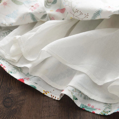 Leichtes und schmeichelhaftes Mädchenkleid – Floraler Schmetterlingsdruck, knielang, ärmellos, Taillengürtel, Freizeitkleidung