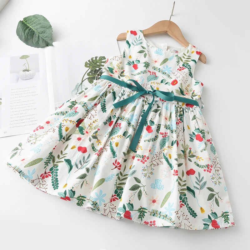 Leichtes und schmeichelhaftes Mädchenkleid – Floraler Schmetterlingsdruck, knielang, ärmellos, Taillengürtel, Freizeitkleidung