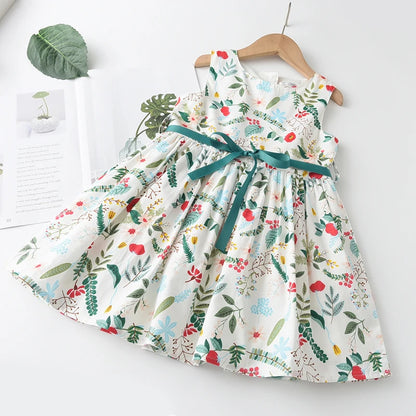 Leichtes und schmeichelhaftes Mädchenkleid – Floraler Schmetterlingsdruck, knielang, ärmellos, Taillengürtel, Freizeitkleidung