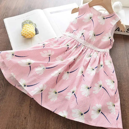 Leichtes und schmeichelhaftes Mädchenkleid – Floraler Schmetterlingsdruck, knielang, ärmellos, Taillengürtel, Freizeitkleidung