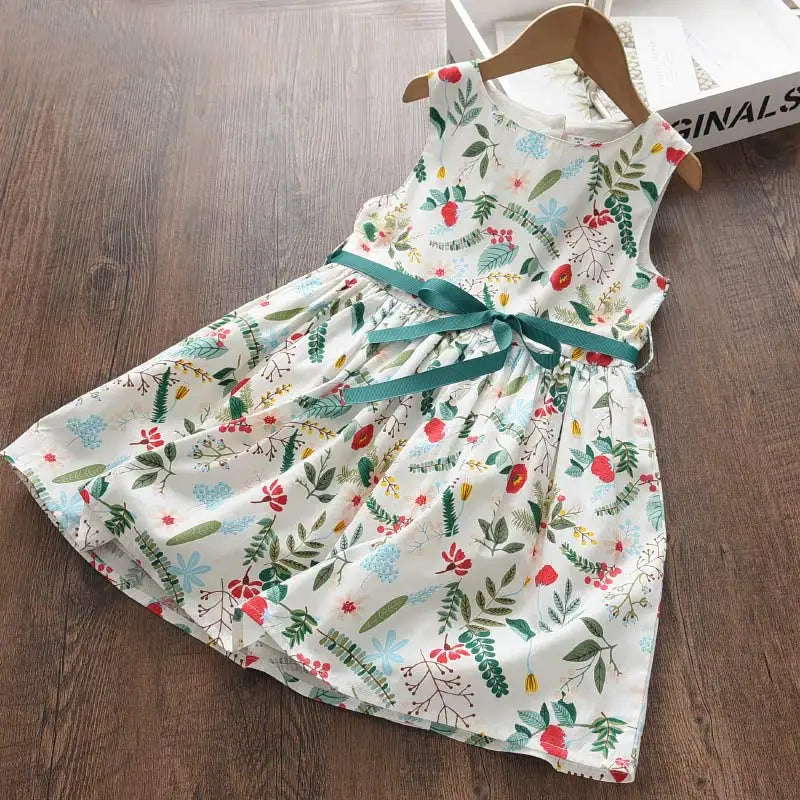 Leichtes und schmeichelhaftes Mädchenkleid – Floraler Schmetterlingsdruck, knielang, ärmellos, Taillengürtel, Freizeitkleidung