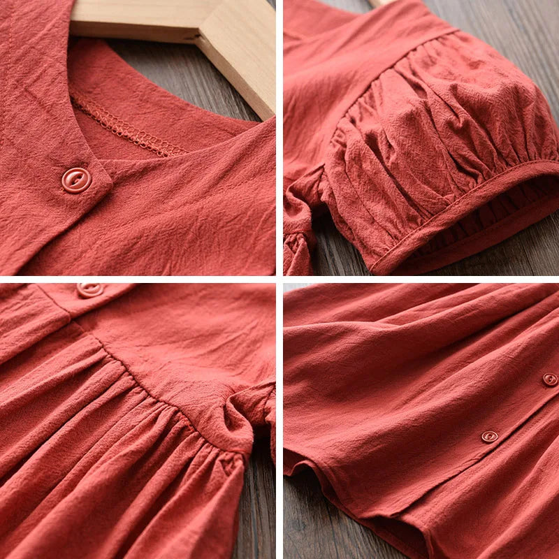 Leichtes und schmeichelhaftes Mädchenkleid – Floraler Schmetterlingsdruck, knielang, ärmellos, Taillengürtel, Freizeitkleidung