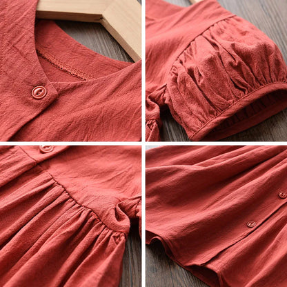 Leichtes und schmeichelhaftes Mädchenkleid – Floraler Schmetterlingsdruck, knielang, ärmellos, Taillengürtel, Freizeitkleidung