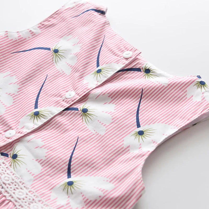 Leichtes und schmeichelhaftes Mädchenkleid – Floraler Schmetterlingsdruck, knielang, ärmellos, Taillengürtel, Freizeitkleidung