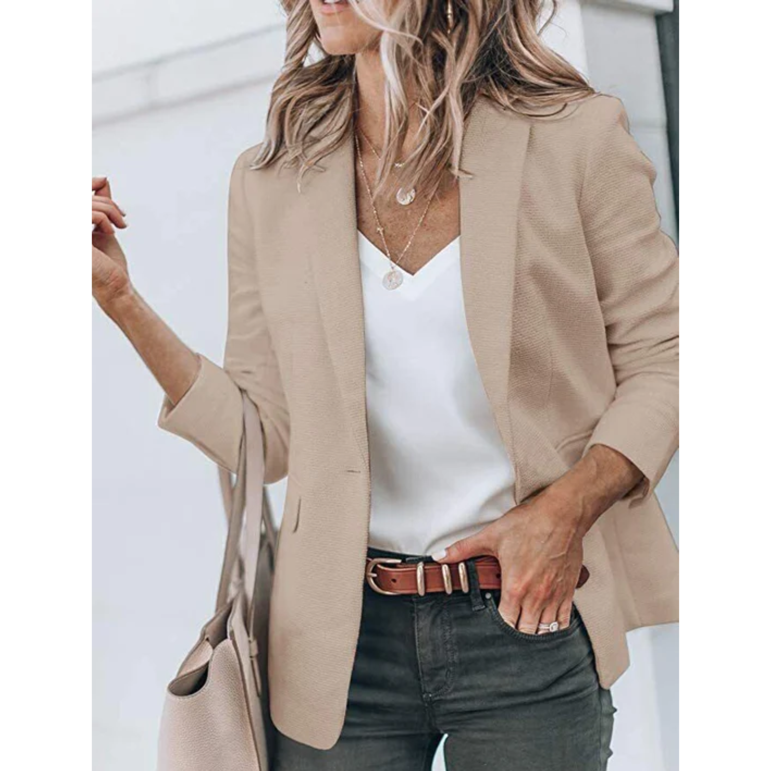 Lightweight women's blazer – tailored fit, durable fabric, for formal and casual occasions 3
