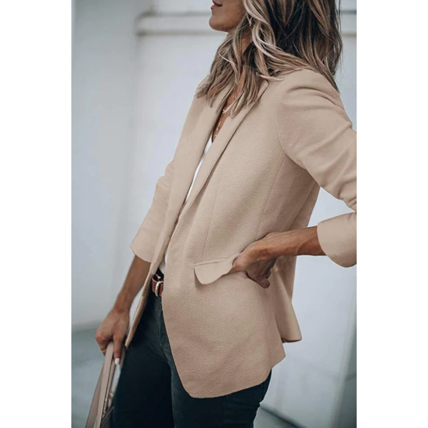 Lightweight women's blazer – tailored fit, durable fabric, for formal and casual occasions 4