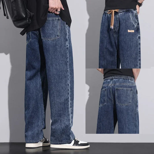 Stretchiga herrjeans med vida ben - dragsko i midjan, denim