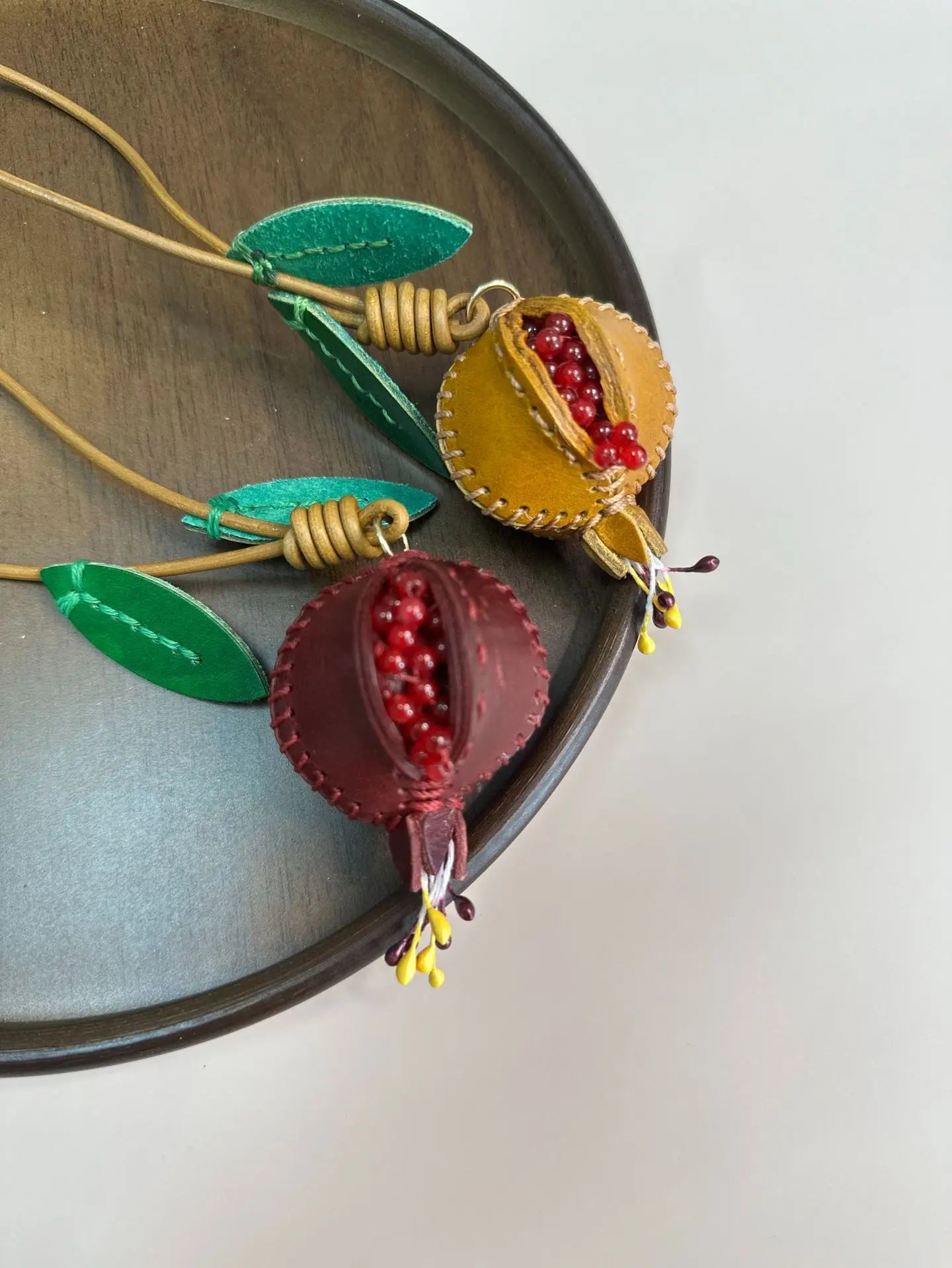 Portachiavi in pelle con ciondolo melograno per borsa e decorazione auto