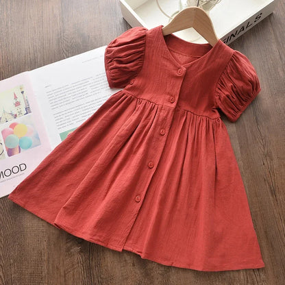Leichtes und schmeichelhaftes Mädchenkleid – Floraler Schmetterlingsdruck, knielang, ärmellos, Taillengürtel, Freizeitkleidung