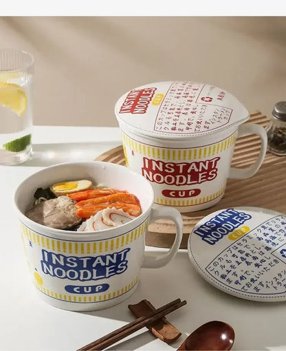 Instant nudelskål med låg keramisk krus kollegieværelse og køkken