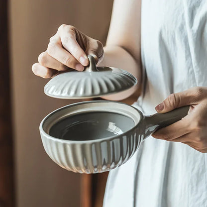 Keramisk skål med en handtag och lock japansk stil