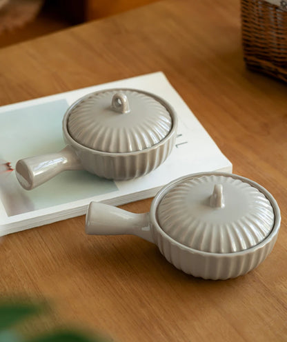 Keramisk skål med en handtag och lock japansk stil