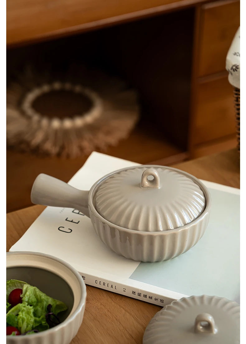 Keramisk skål med en handtag och lock japansk stil