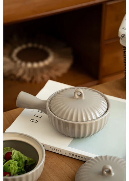 Keramisk skål med en handtag och lock japansk stil