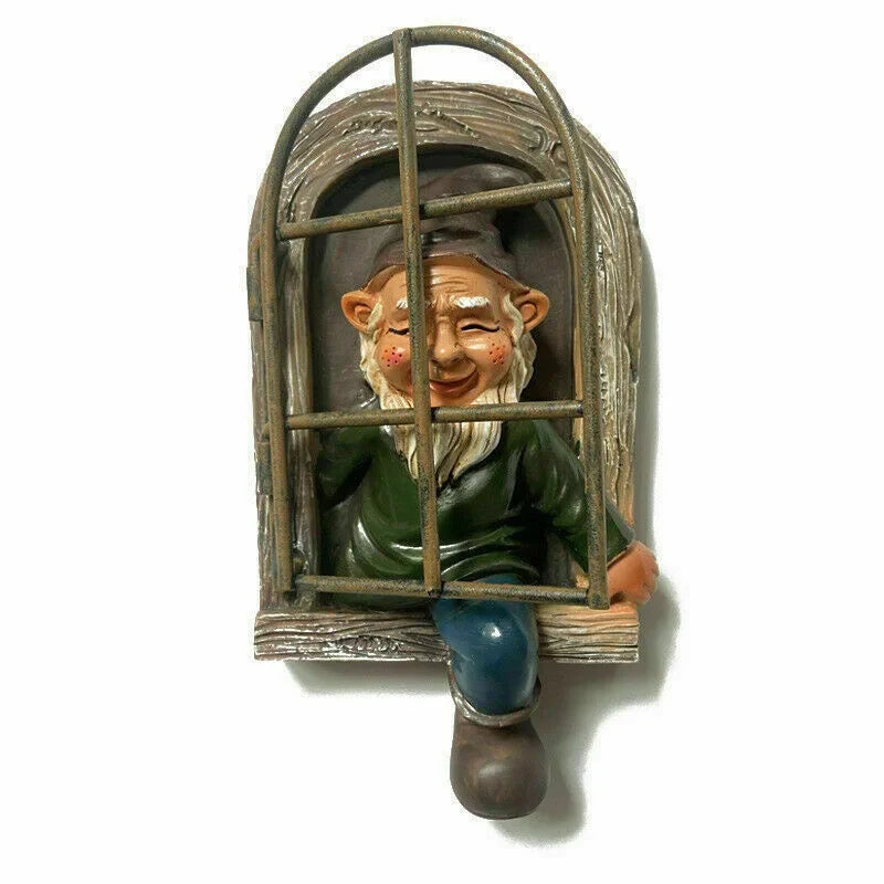 Statua Gnomo da Giardino in Resina Elfo Birichino Abbraccia Finestra Decorazione Fiabesca da Giardino Idea Regalo Autunno 2026
