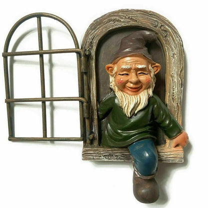 Statua Gnomo da Giardino in Resina Elfo Birichino Abbraccia Finestra Decorazione Fiabesca da Giardino Idea Regalo Autunno 2026