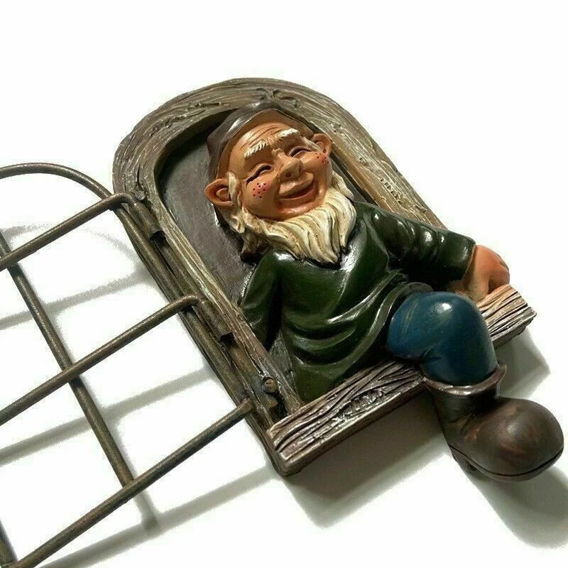 Statua Gnomo da Giardino in Resina Elfo Birichino Abbraccia Finestra Decorazione Fiabesca da Giardino Idea Regalo Autunno 2026
