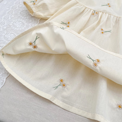 Blød, klassisk pigekjole - broderede blomster, Peter Pan-krave, pufærmer, bomuld, til forårsudflugter