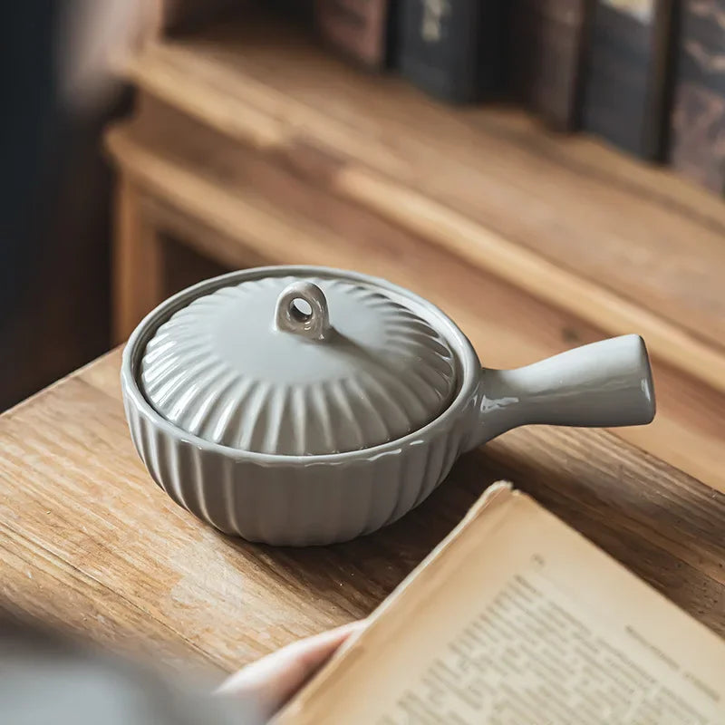 Keramisk skål med en handtag och lock japansk stil