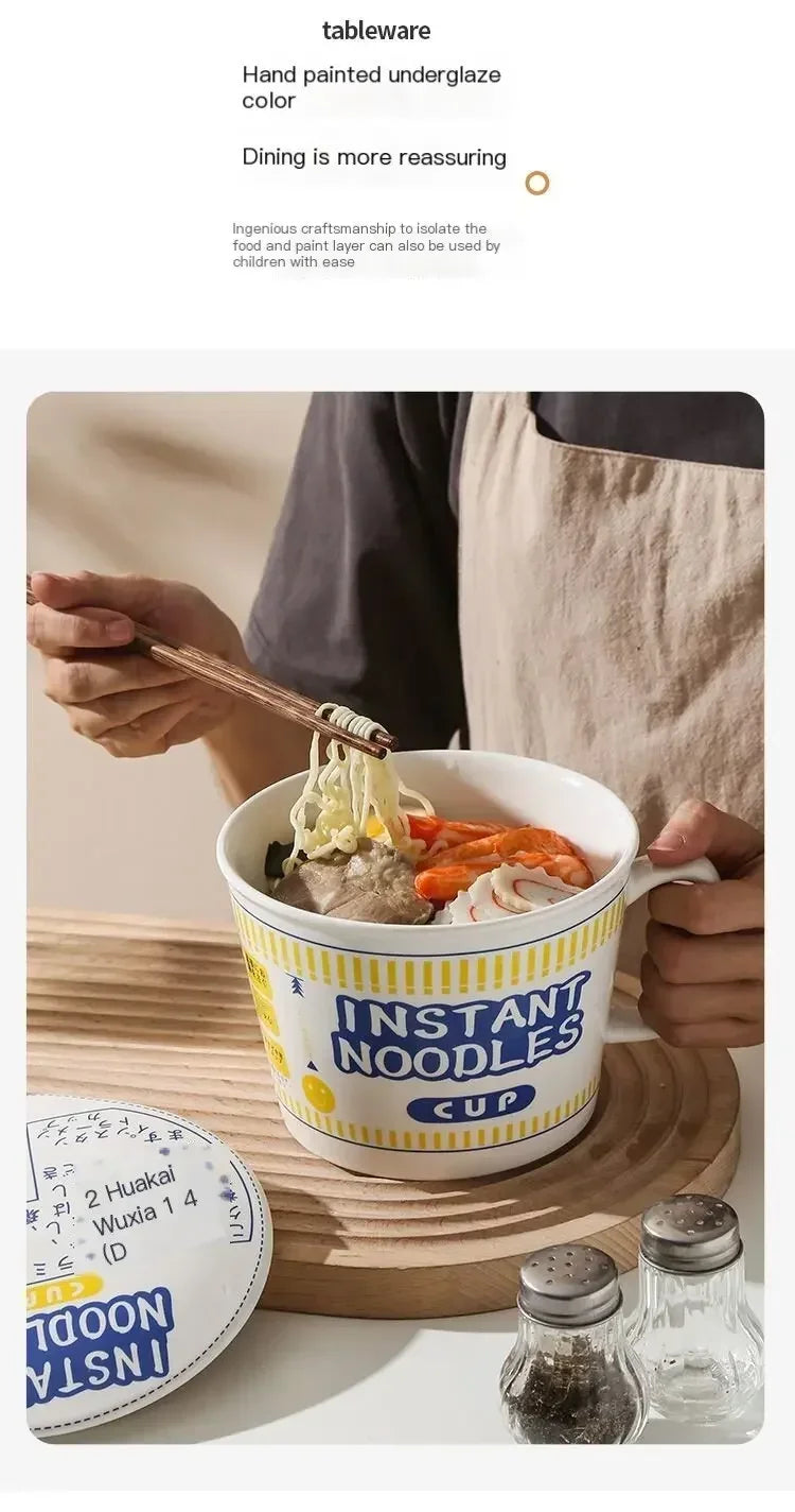 Instant nudelskål med låg keramisk krus kollegieværelse og køkken