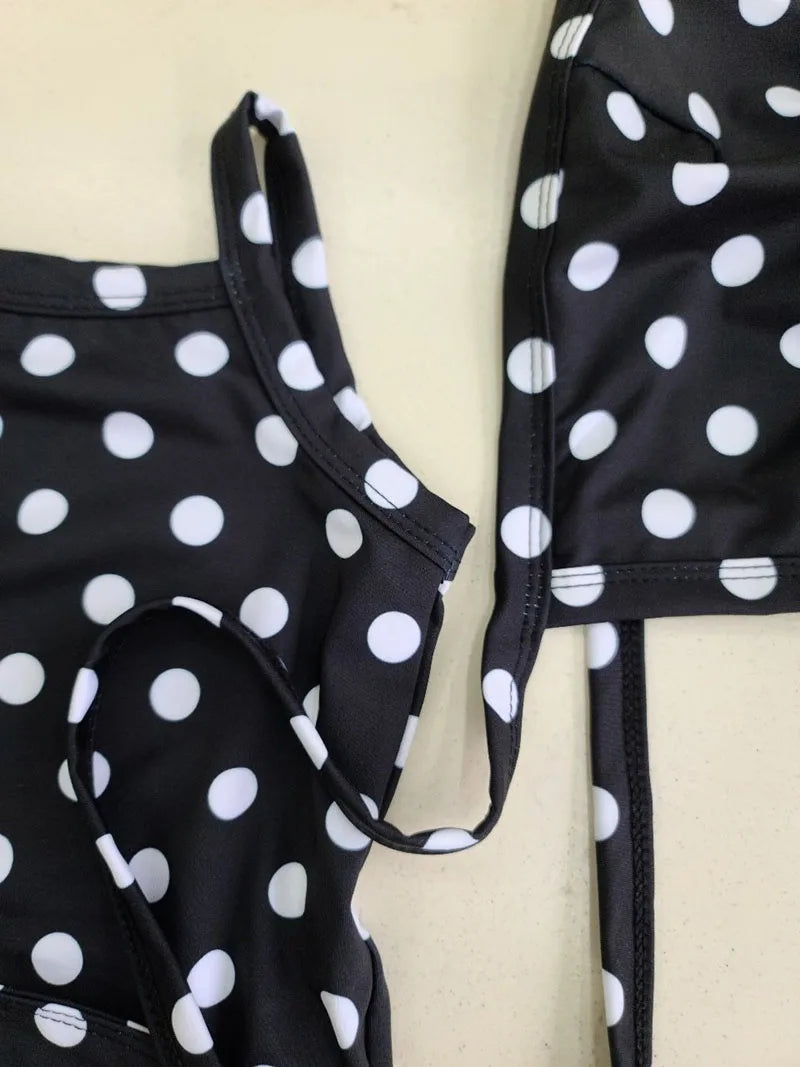 Leichter Baby-Mädchen-Einteiler-Badeanzug - gepunkteter Hosenträgerstil mit Hut, Nylon, gemütlich für den Sommerstrand